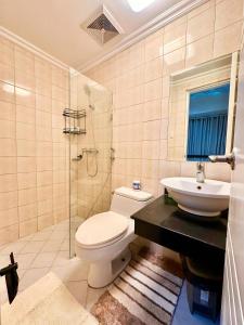 马尼拉Affordable Staycation Airbnb BGC的一间带卫生间和水槽的浴室