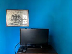 夸尔图-圣埃莱娜Antica Dimora的一张坐在蓝色墙壁旁边的桌子上的笔记本电脑