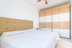 波多黎各1005 Ocean view house La cascada的卧室配有一张白色大床和木制床头板