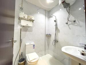 泰布克Landmark Hotel Suites的带淋浴、卫生间和盥洗盆的浴室