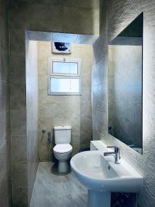 开罗Rafiki - Guest House的浴室配有白色卫生间和盥洗盆。