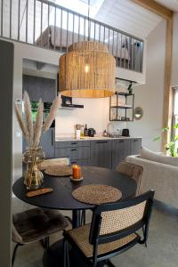 Sint AgathaB&B De Groene Driehoek 'A'的餐桌、椅子和安得灯