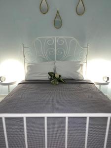 圣帕拉斯凯维Zoel's House in Chalkidiki的一张带蓝白床头板的床和两盏灯