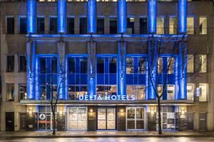 温哥华温哥华市中心万豪德尔塔酒店 的建筑前方有蓝色的灯光