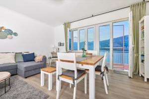 马尔切西内Lake View Luca Apartment的客厅配有桌子和沙发