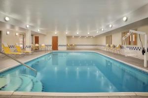 沃思堡沃斯堡大学路费尔菲尔德套房酒店的蓝色的游泳池,位于酒店客房内