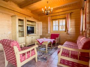 沃尔夫斯堡1A Chalet Koralpenzauber - Wandern, Sauna, Grillen mit Traumblick的小屋内带桌椅的客厅