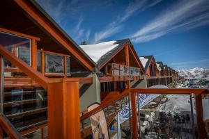 塞斯特雷HOTIDAY Chalet Sestriere Vialattea的从滑雪小屋的阳台上可欣赏到风景。