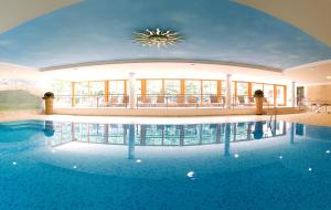 贝希特斯加登纽豪斯高级酒店的一座带天花板的大型游泳池