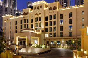 迪拜Hotel Boulevard, Autograph Collection的享有大楼的外部景色