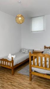 维戈Casa rural completa y con garaje的一间卧室配有两张床和吊灯。