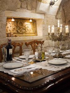 于尔居普萨科里德之家酒店的一张桌子,上面有盘子、玻璃杯和蜡烛