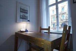 柏林Pension Mädchenkammer的窗户客房内的木桌