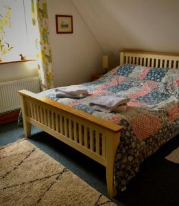 谢伯恩Little Glebe的一间卧室配有床,床上装有被子
