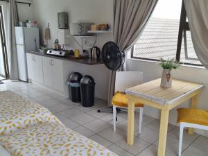 阿古拉斯South Of Africa的厨房配有桌子和小桌子,设有用餐室。