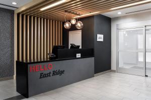 查塔努加TownePlace Suites by Marriott Chattanooga South, East Ridge的大堂,柜台上设有Hello东边的马 ⁇ 