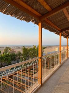 Shaqaf shalet的享有海滩美景的阳台