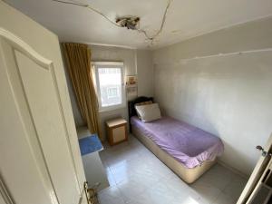 伊兹密尔Kuzey’s home的一间小卧室,配有床和窗户