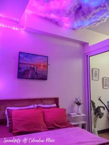 马尼拉SERENDIPITY PLACE @CELANDINE的一间卧室配有一张紫色天花板的床