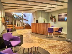 什未林Seehotel Frankenhorst - BW Signature Collection的大堂设有紫色椅子和等候室