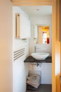 OudewaterDe Kapelle in Oudewater的白色的浴室设有水槽和镜子