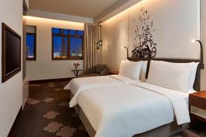 迪拜The Heritage Hotel, Autograph Collection的酒店客房设有一张大床和一台电视。