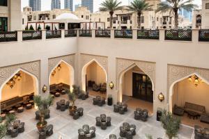 迪拜The Heritage Hotel, Autograph Collection的棕榈树建筑的室内庭院
