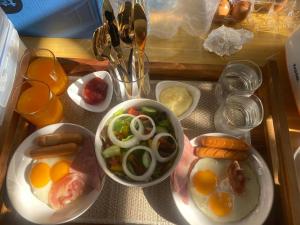 格兰岛Tree nara garden houes kohlarn的鸡蛋、水果和蔬菜等食物托盘