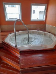 特尔马斯德里奥翁多Hotel Monterrey的配有带水龙头的浴缸和2扇窗户。