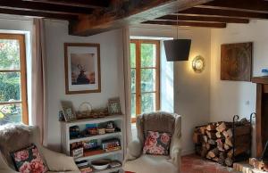 PréverangesLa Tour du Boueix的客厅配有两把椅子和书架