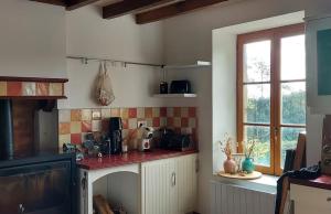 PréverangesLa Tour du Boueix的厨房配有台面和窗户