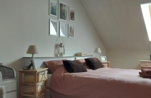PréverangesLa Tour du Boueix的一间卧室配有一张带两个枕头的床