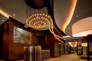 吉隆坡吉隆坡·觅酒店，傲途格精选的大堂天花板上挂着一个大吊灯