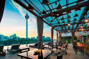 吉隆坡吉隆坡·觅酒店，傲途格精选的一间带桌椅的市景餐厅