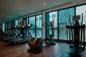 吉隆坡吉隆坡·觅酒店，傲途格精选的跑在健身房跑步机上的人