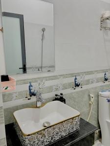 Ấp Khánh Phước (1)BeachSide House Mui Ne II的一间带水槽、镜子和卫生间的浴室