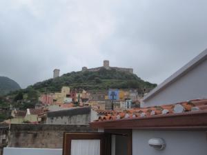 博萨Bomarosa B&B的一座山顶上,一座城堡