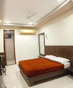 吉申格尔Rani Palace Hotel And Resort的卧室配有一张床,墙上设有镜子