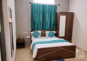 奥兰加巴德Hotel Natraj - Railway Station的一间卧室配有一张带绿帘的床