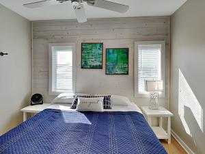 阿兰瑟斯港No - Agenda - Hacienda的卧室设有蓝色和白色的床和窗户。