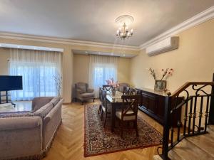 Elegant Villa in Sheikh Zayed City, Egypt - Families Only的休息区