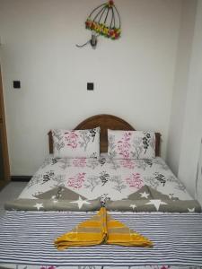 哈普特莱Dinu Homestay的一张带被子和两个枕头的床
