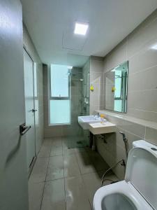 哥打京那巴鲁Hstay Sutera Avenue 2Bedroom by Aida的一间带水槽、卫生间和镜子的浴室
