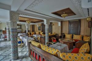 非斯Darif's Riad & Spa的一个带桌椅的大堂和一间充满了