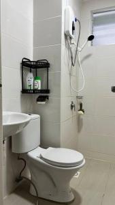 古晋Hana Guesthouse Metrocity (Nearby City Centre)的白色的浴室设有卫生间和水槽。