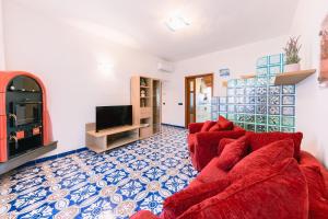 拉维罗Casa Vacanze La Trinità的客厅配有红色沙发和电视