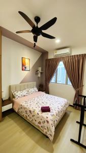 加影Homestay Yana - Bangi Avenue near Bangi Wonderland的一间卧室配有一张床和吊扇