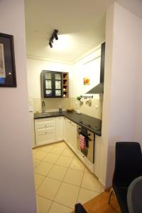 萨莫博尔Apartman Gajeva的小厨房配有白色橱柜和水槽