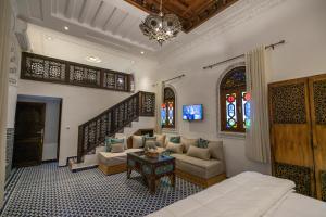 非斯Darif's Riad & Spa的客厅配有沙发和桌子