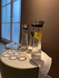 里姆斯廷格Beim Has’n的一张桌子,上面有两瓶花和眼镜